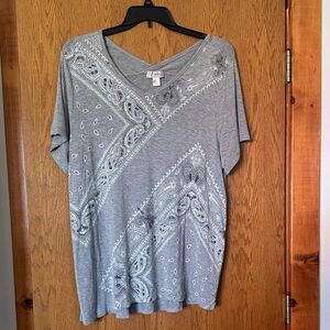 CJ Banks Gray Paisley V-Neck Short Sleeve Tee